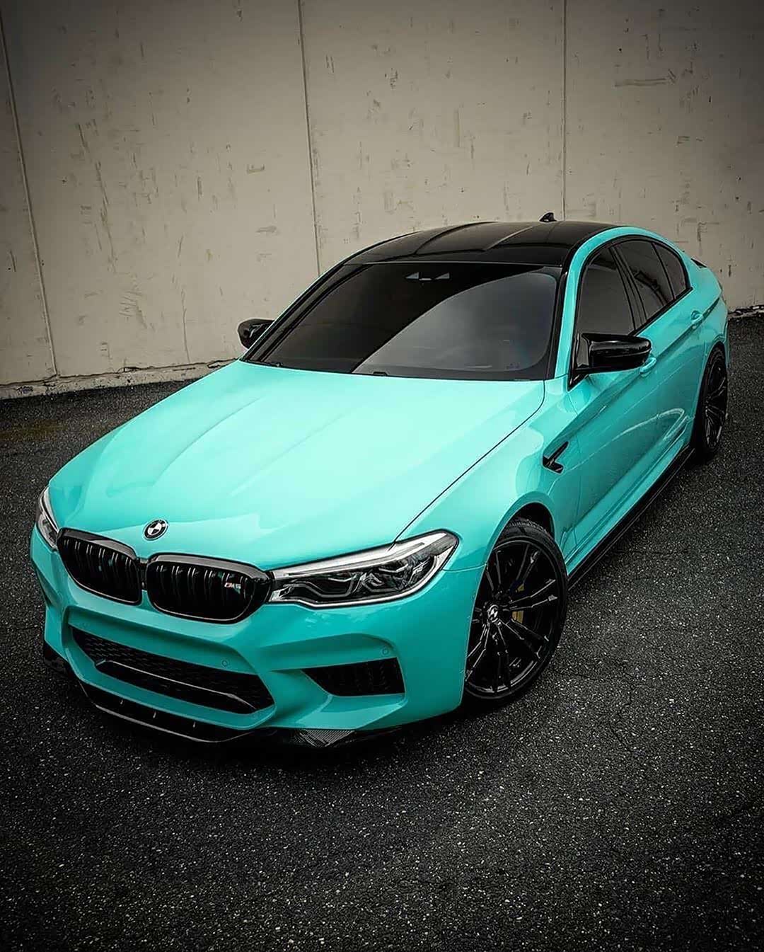 颜色很漂亮的一台宝马m5 这是蒂芙尼蓝?这颜色真的超级棒!