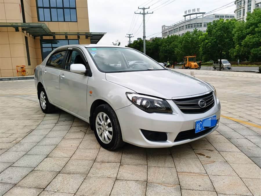 比亚迪l3这个外观我觉得比f3好看点!