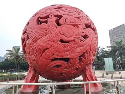 广场中间的凤凰球