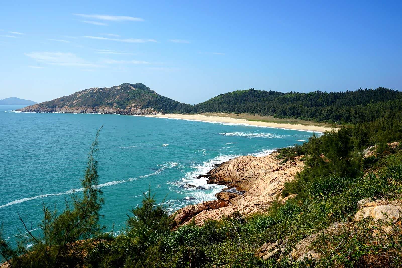 远眺惠东双月湾悠游海龟自然保护区