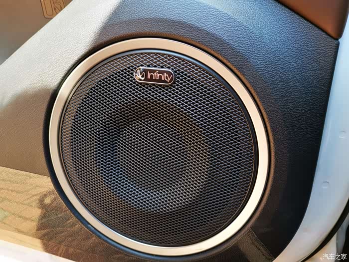 标配燕飞利仕音响,给你提供个超保真试听体验(因为nvh控制非常好,所以