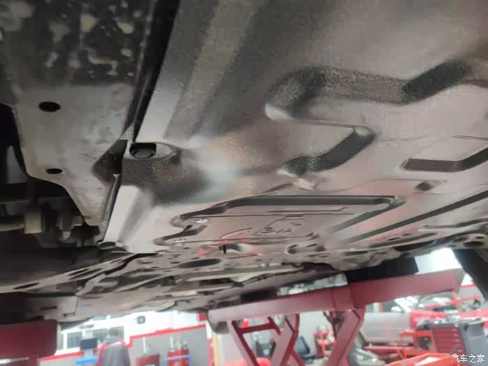 2021款雷凌豪华版安装发动机护板
