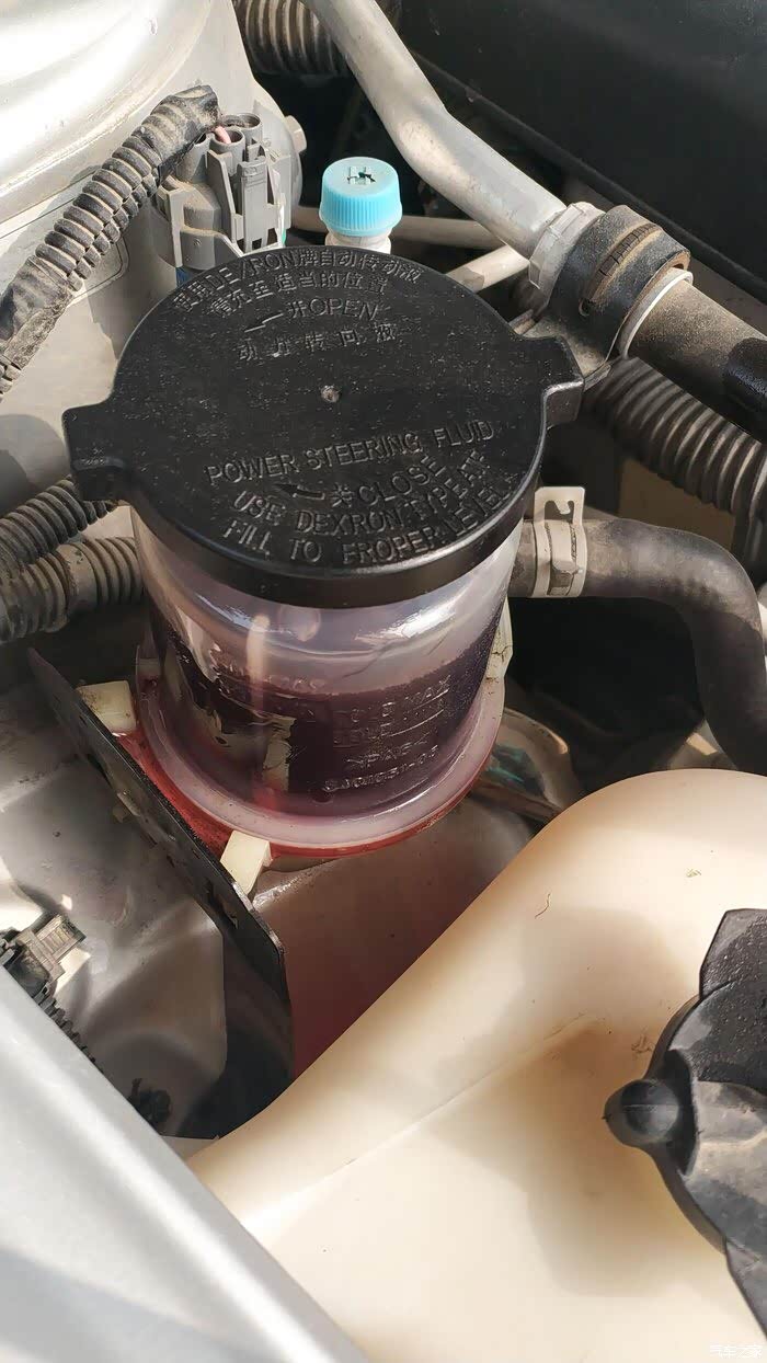 有谁知道转向助力油壶怎么拿下来谢谢