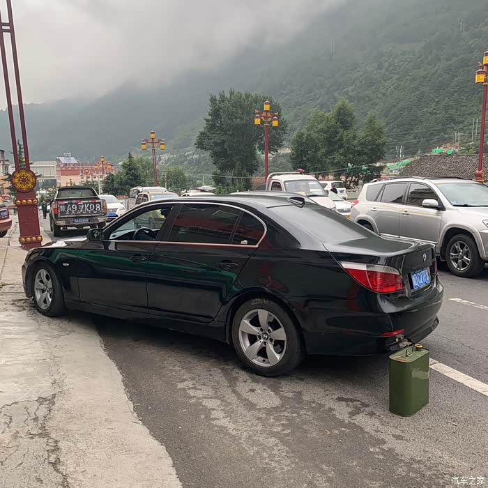 经典宝马e60530li在路上欢迎