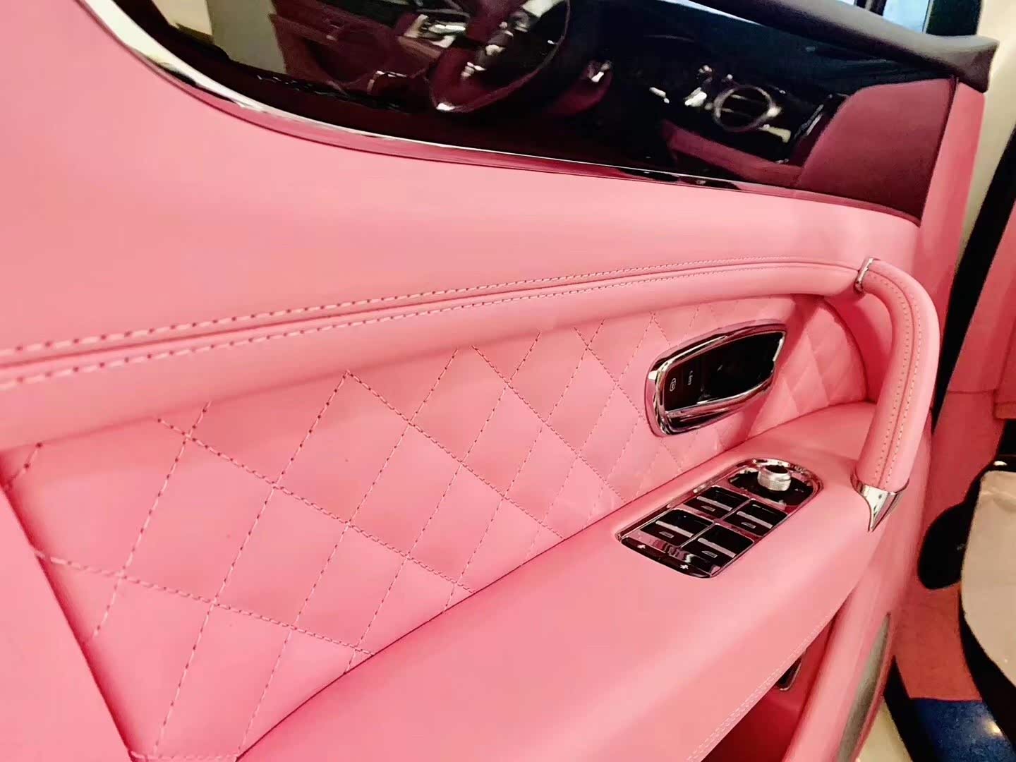 宾利添越粉色定制版着实不同