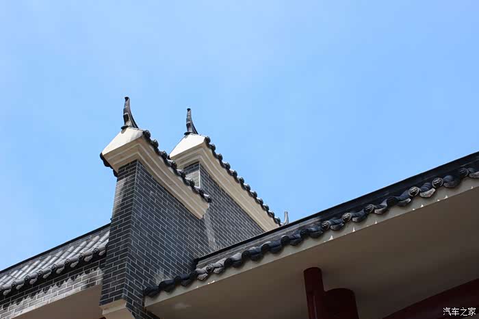 客家祠堂的标志性尖角屋顶.