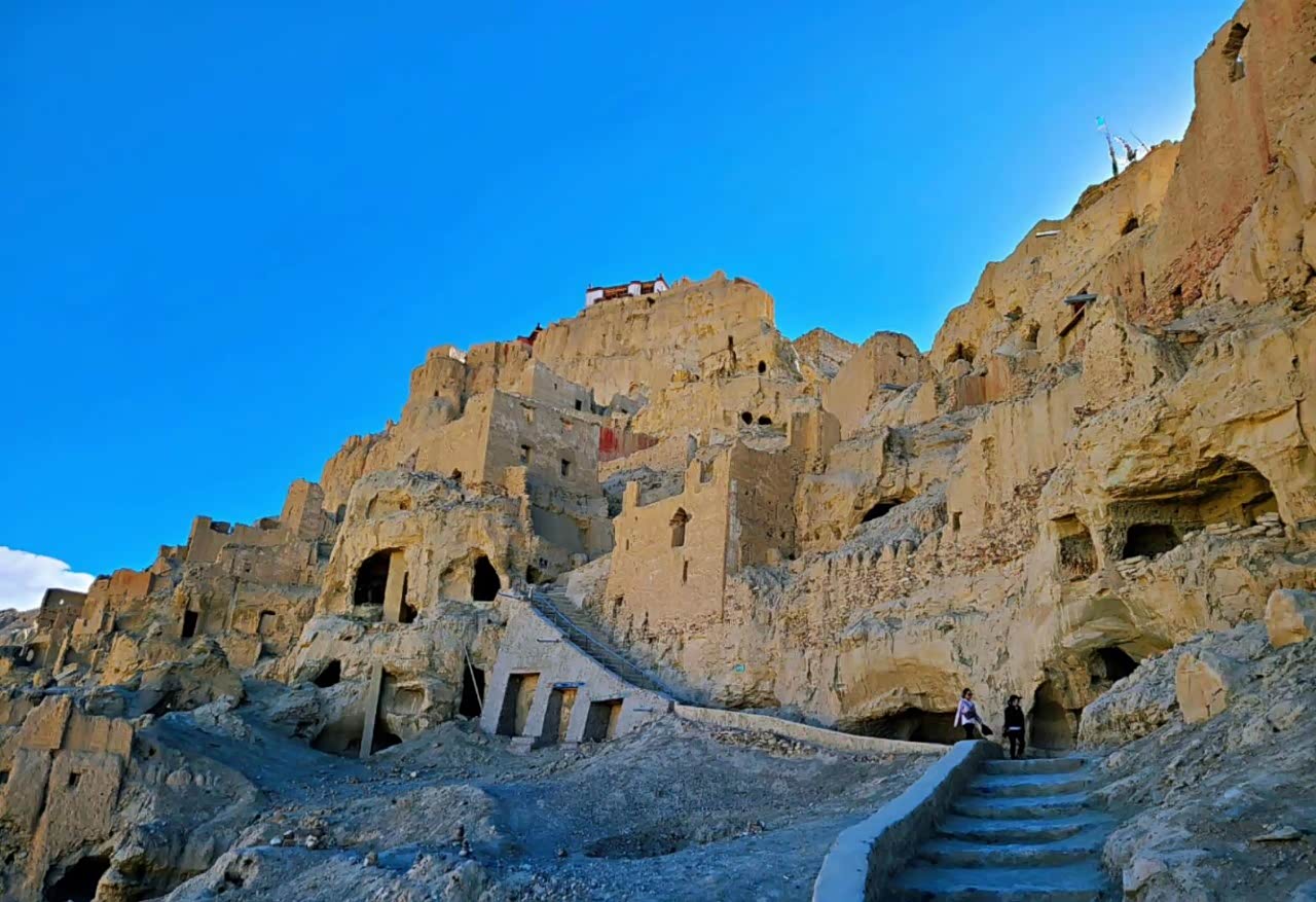 阿里古格王朝保存完整的寺院,寺内残留有泥塑佛像和彩色壁画.