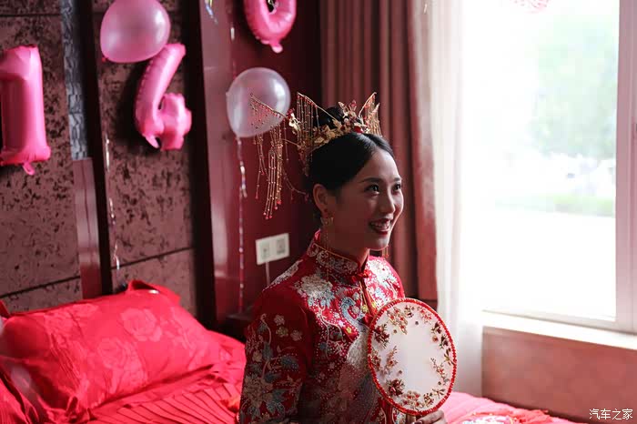 开着帅气的gs我们来接新娘子喽高清大图伴娘美