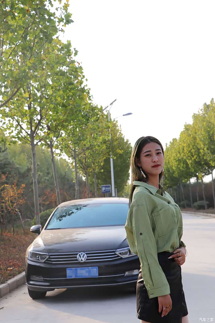 美女当车模谈谈迈腾深度用车感受