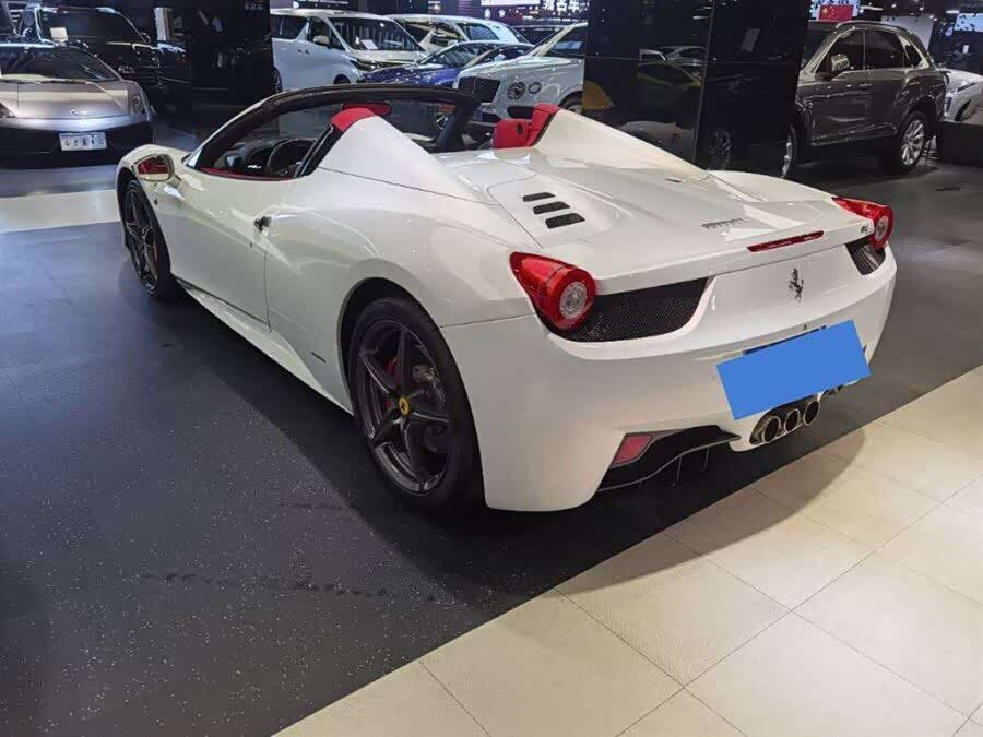 法拉利458的外观和内饰设计非常时尚大气