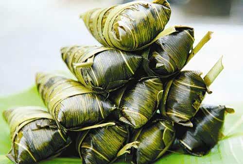 朝鲜人将粽子称之为"车轮饼",将艾叶煮后捣碎