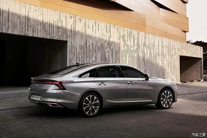 起亚k8更像一台时尚前卫的大型gt车型