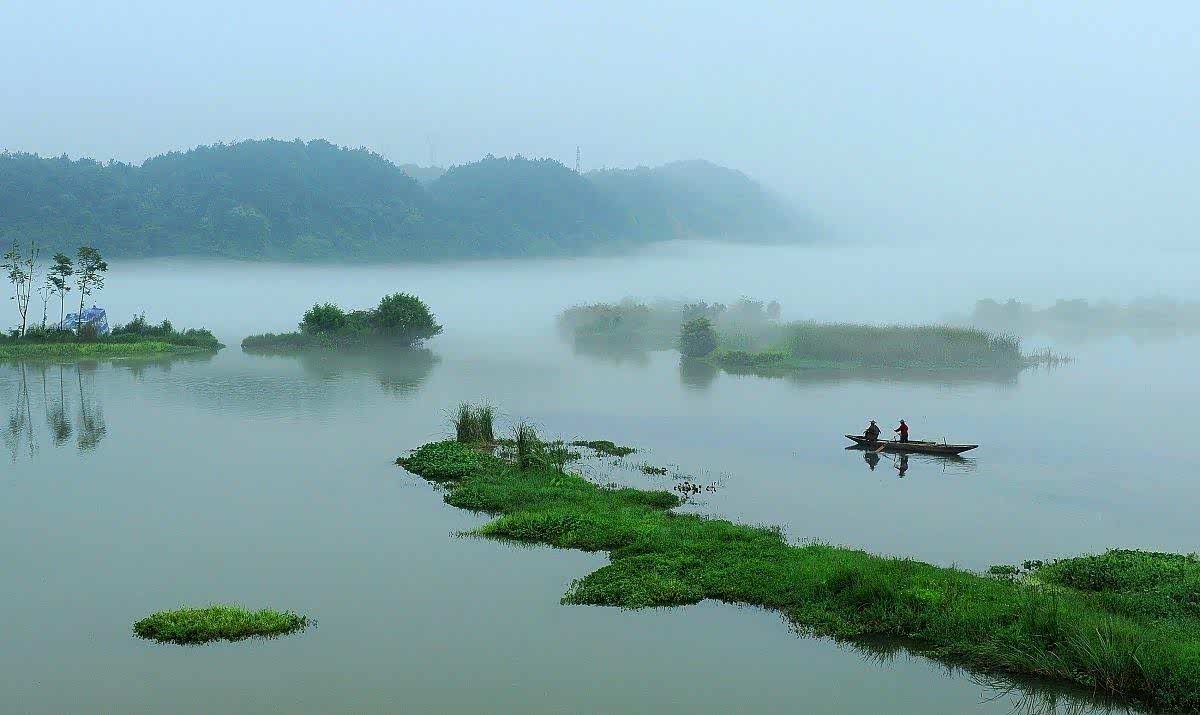 新安江江面奇雾飘渺,沿江地带的村庄,山峦,树林时隐时现