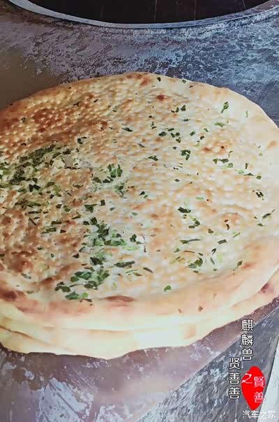 这个是葱花馕,3元一个.也是买回来后,觉得最好吃的.
