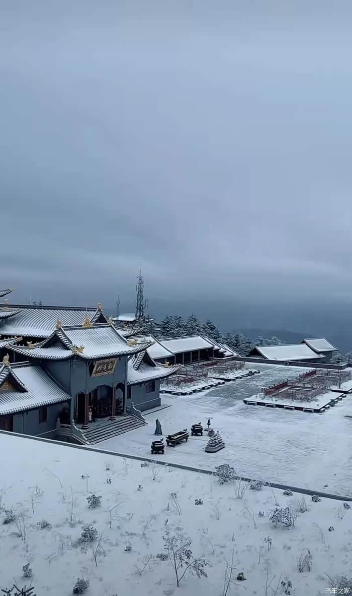 峨眉山也下雪了难得遇到的雪景