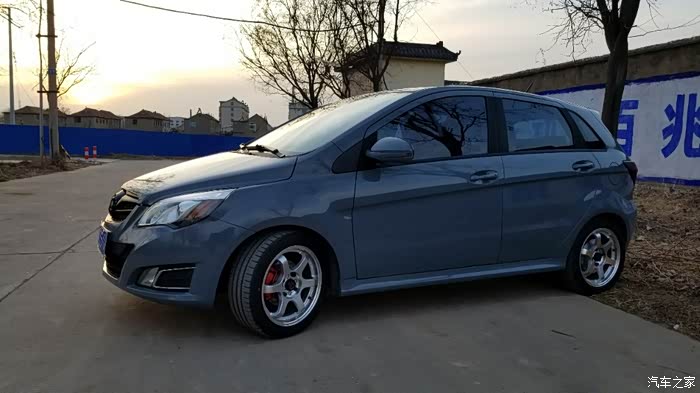 北汽e150升级轮毂轮胎改色加装包围