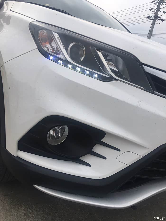 犀利的大灯,霸气足,照射距离能达到一百六