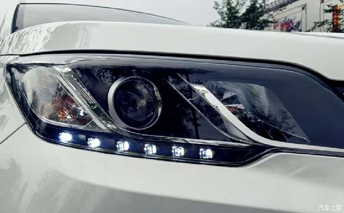 儿的大灯设计仅是车身看去宽而且在夜间行车也好用,照射里程400米以