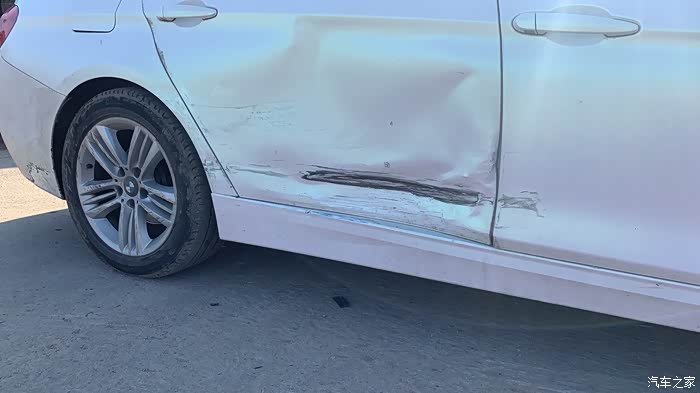 宝马三系后车门被撞赔了2700亏了吗