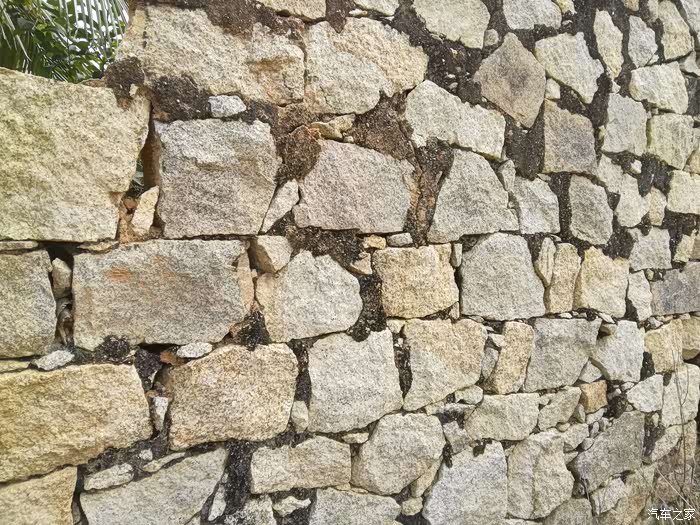 片石砌成的墙壁,石头比砖头具有强的抗风雨侵蚀能力,所以几百年的片