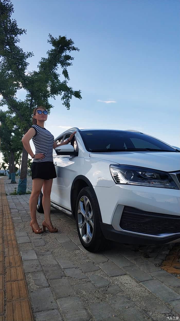 三伏天【辣妈美女】为远景s1当车模.