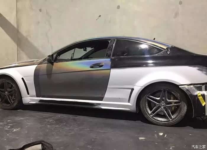 车友给奔驰c63贴上电镀银改色膜亮瞎眼之余还能给妹纸当镜子