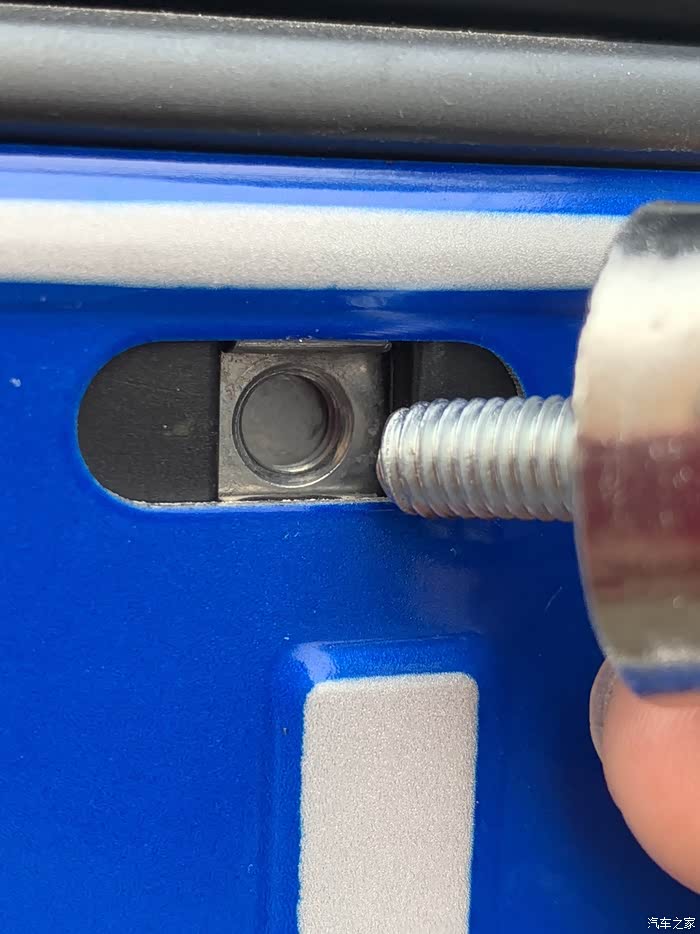 【图】q2l前脸车牌预留孔位不合适_奥迪q2l论坛_汽车之家论坛