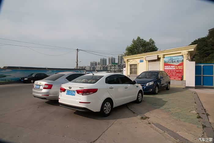 自驾到连岛海滨浴场附近,找到一处停车位,临时的.