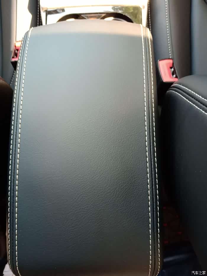 扶手箱挺能盛,一些杂乱东西可以放里边,这车储物空间对我来说是够用了