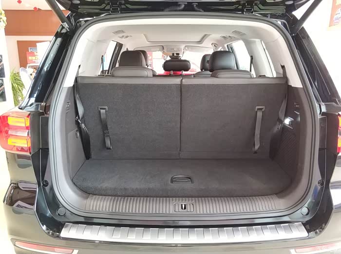 后备箱,第排和第排座椅可以放倒