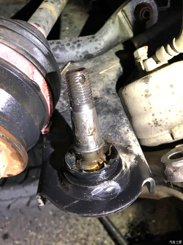 换前轮下摆臂球头胶套