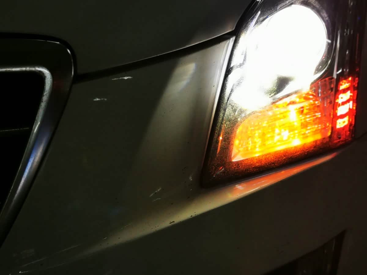 示宽灯日行灯将原厂黄色灯泡改成爆红led透镜灯珠