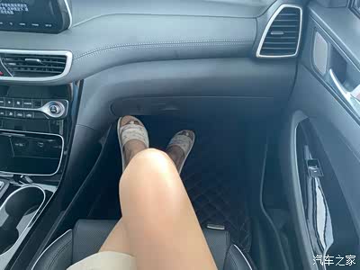 再来看看我副驾驶我把作为调到后面副驾驶嘛难免喜欢舒适姿势敲个郎腿