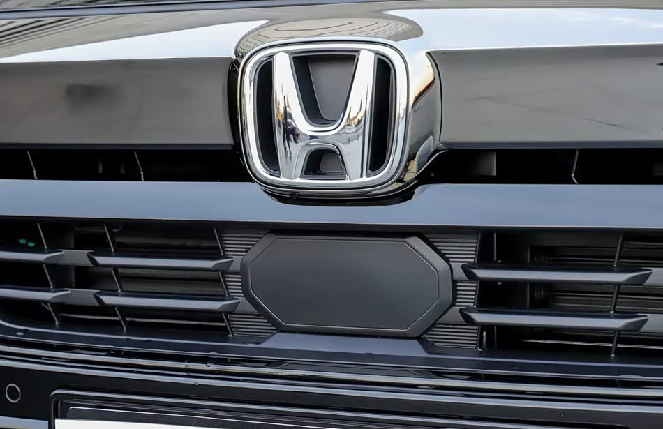 皓影延续了本田家族惯有的设计语言,进气格栅一条霸气的铬装饰