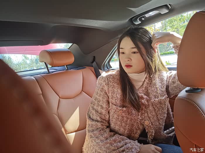 闲来无事给女朋友和小三一起拍个照片