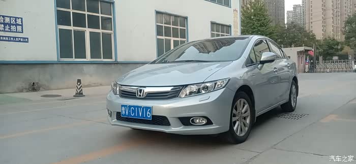 这辆9代思域18自动豪华雪铂银现在能卖多少钱