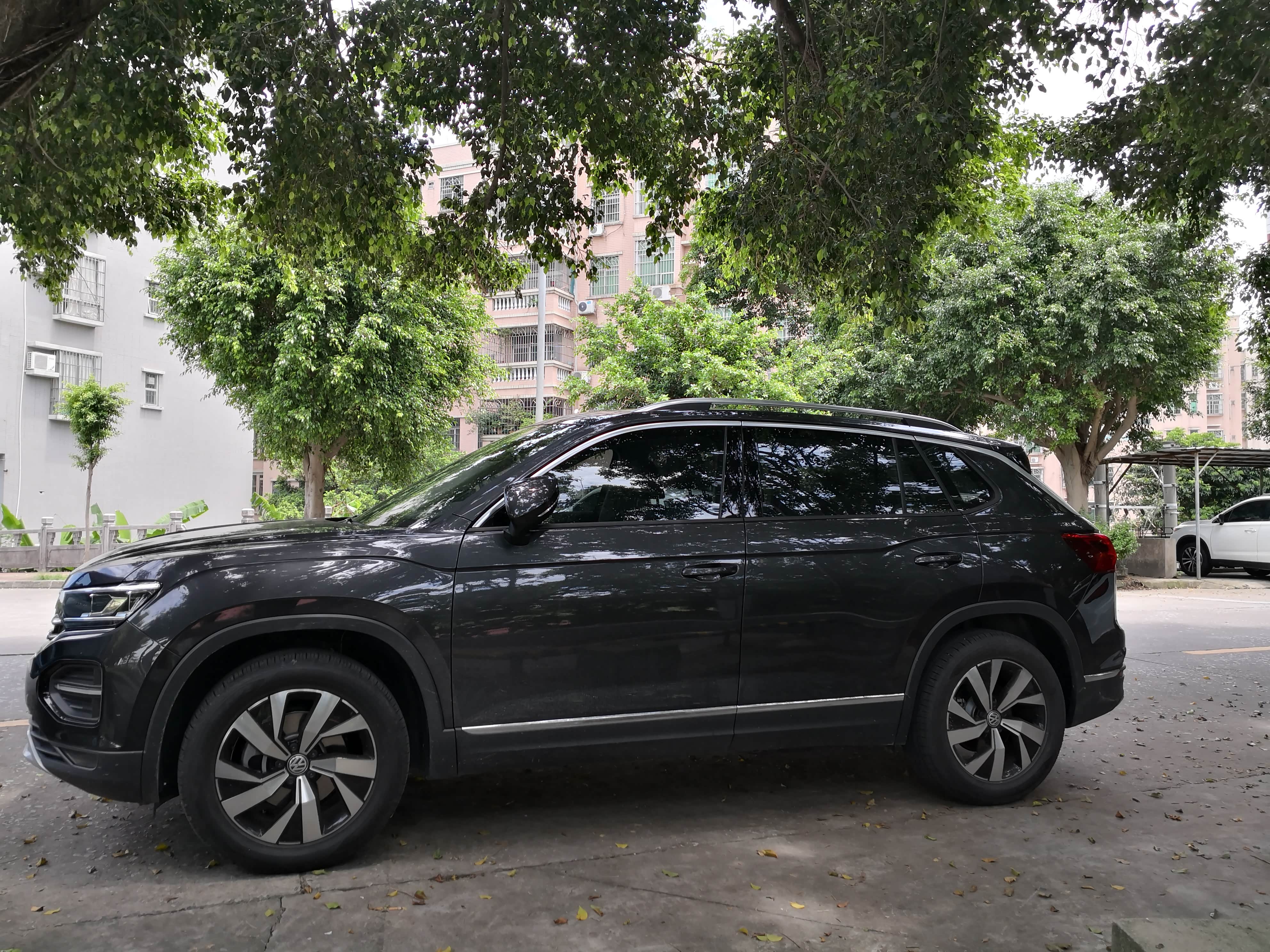 问一下,探岳买哪个颜色好看?