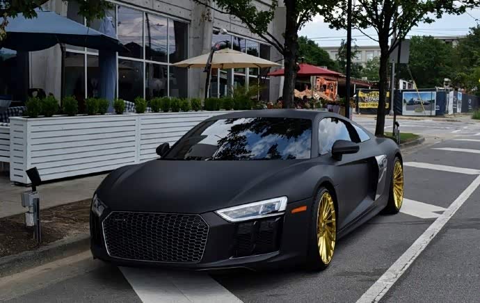 哑光黑奥迪r8,配备黄金色战靴.