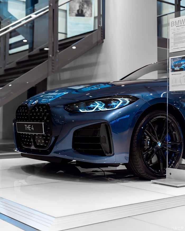 宝马4系竞速蓝,换代后更加跑车化的外观,这个颜色好好看.