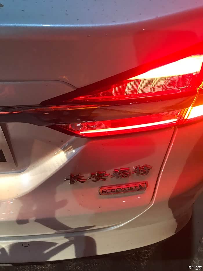 18蒙迪欧 后雾灯只有一个亮吗