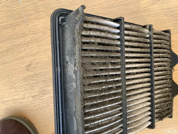 今天给雅阁换空气滤芯,4s店买的,完美!旧的好脏啊!跑1万5了.