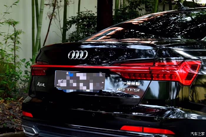 奥迪a6贯穿尾灯