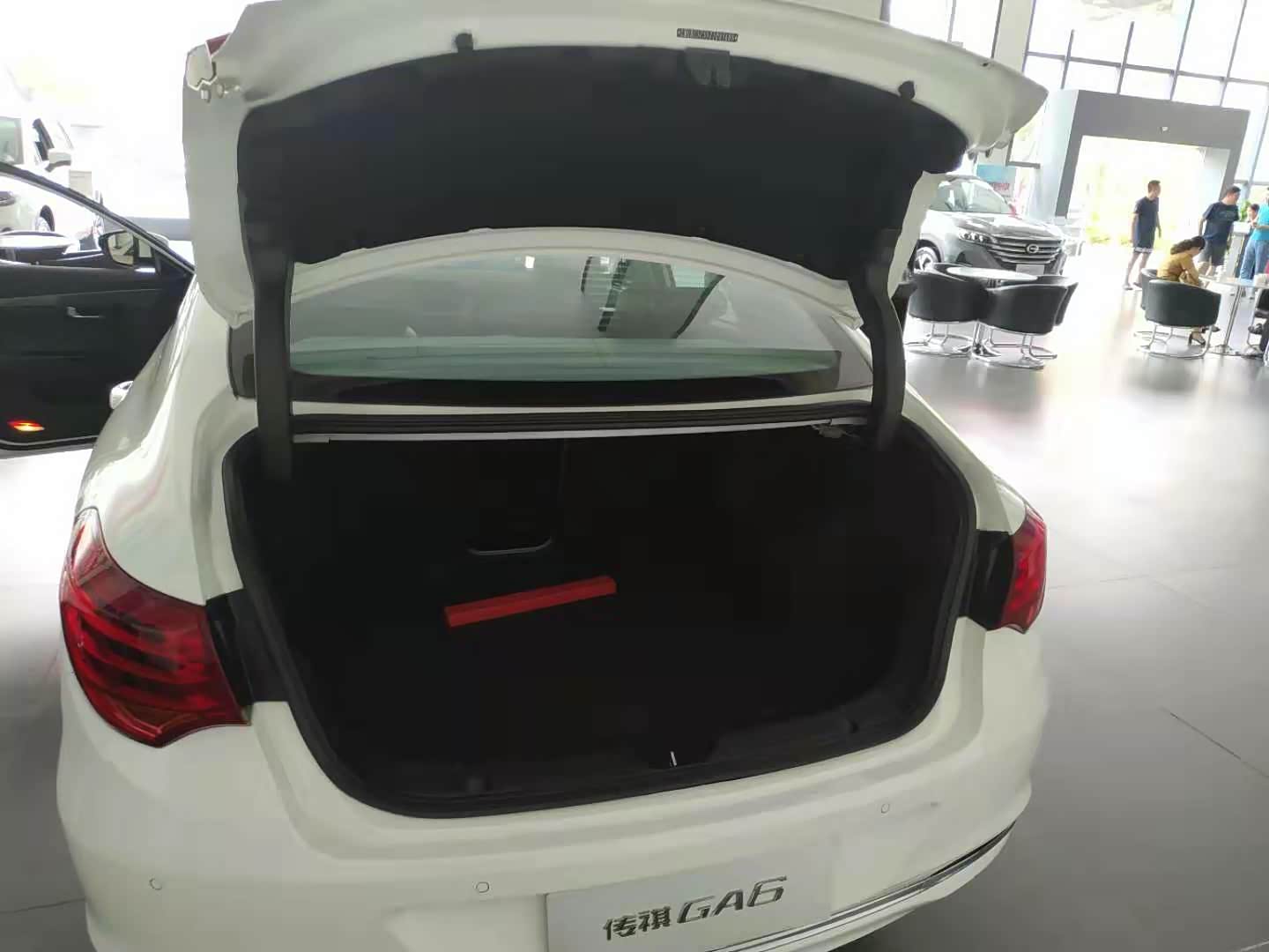 后备箱也是很大