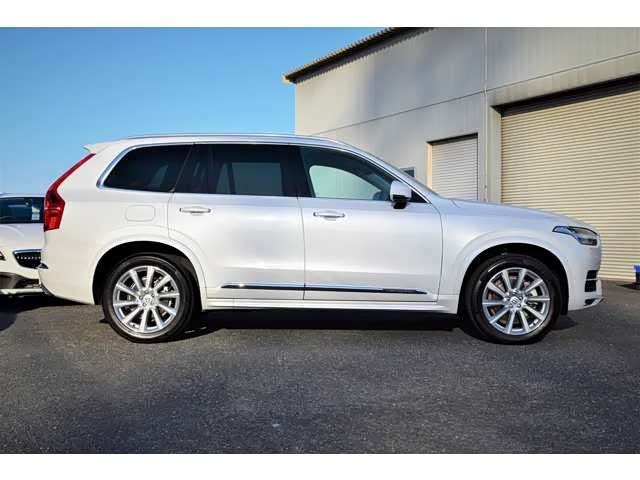 沃尔沃xc90实车.外观采用白色涂装,前脸中网设计新颖