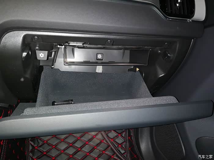 手套箱里有usb口插u盘吗我怎么找不到