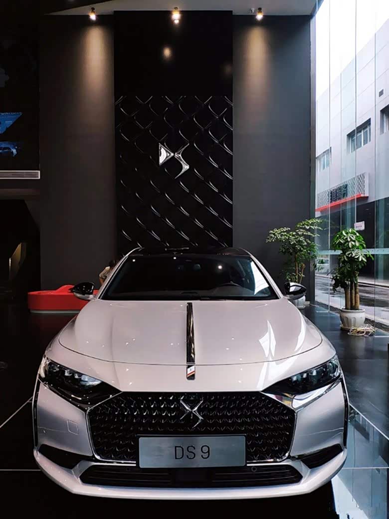 ds9有着4933/1855/1468mm的长宽高