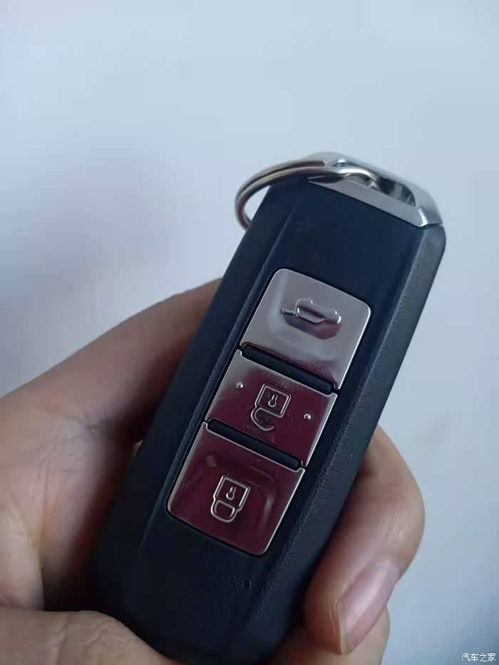 钥匙依旧是细长细长的苗条风.