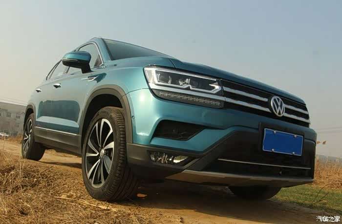 前脸大气,银色的进气格栅,彰显运动气息.