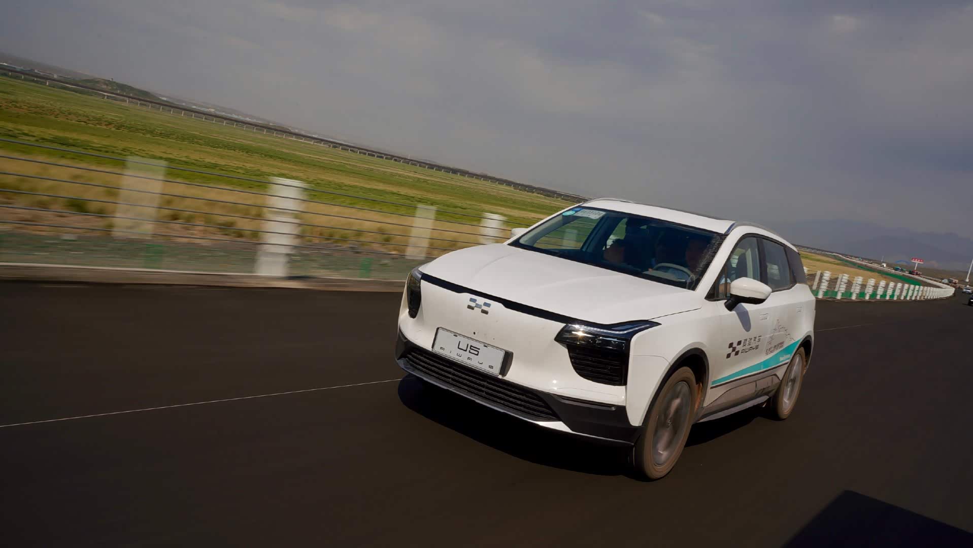 这款小白车好帅气漂亮