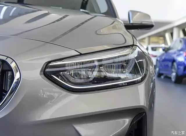 前脸采用了非常经典的双肾式进气格栅